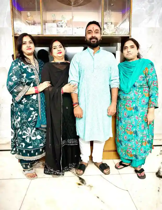 Amit Mishra with his Sisters